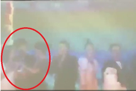 Thậm chí đến cuối bài hát, giọng ca "Bụi bay vào mắt" còn chủ động đưa cho Bảo Anh chiếc micro cô đang cầm.