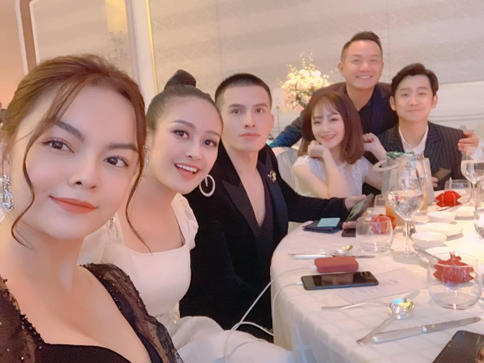 Trên trang cá nhân, Quỳnh Anh thoải mái khoe ảnh chụp cùng đồng nghiệp trong lễ cưới của ca sĩ Lê Hiếu.