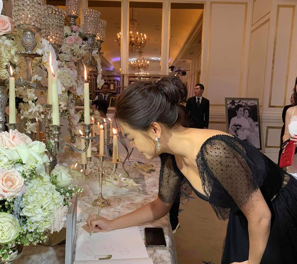  Phạm Quỳnh Anh cũng có mặt tại đám cưới để chụp ảnh lưu niệm và gửi lời chúc tới Lê Hiếu và vợ 9X. Đáng chú ý, bên cạnh vợ cũ của Quang Huy còn có sự xuất hiện của ca sĩ Bảo Anh. Đây là lần hiếm hoi cả hai đụng mặt nhau sau nghi vấn mâu thuẫn khi Bảo Anh bị đồn là "người thứ 3" khiến cuộc hôn nhân của Quỳnh Anh đổ vỡ.