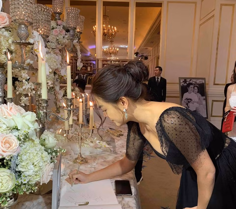  Phạm Quỳnh Anh cũng có mặt tại đám cưới để chụp ảnh lưu niệm và gửi lời chúc tới Lê Hiếu và vợ 9X. Đáng chú ý, bên cạnh vợ cũ của Quang Huy còn có sự xuất hiện của ca sĩ Bảo Anh. Đây là lần hiếm hoi cả hai đụng mặt nhau sau nghi vấn mâu thuẫn khi Bảo Anh bị đồn là "người thứ 3" khiến cuộc hôn nhân của Quỳnh Anh đổ vỡ.