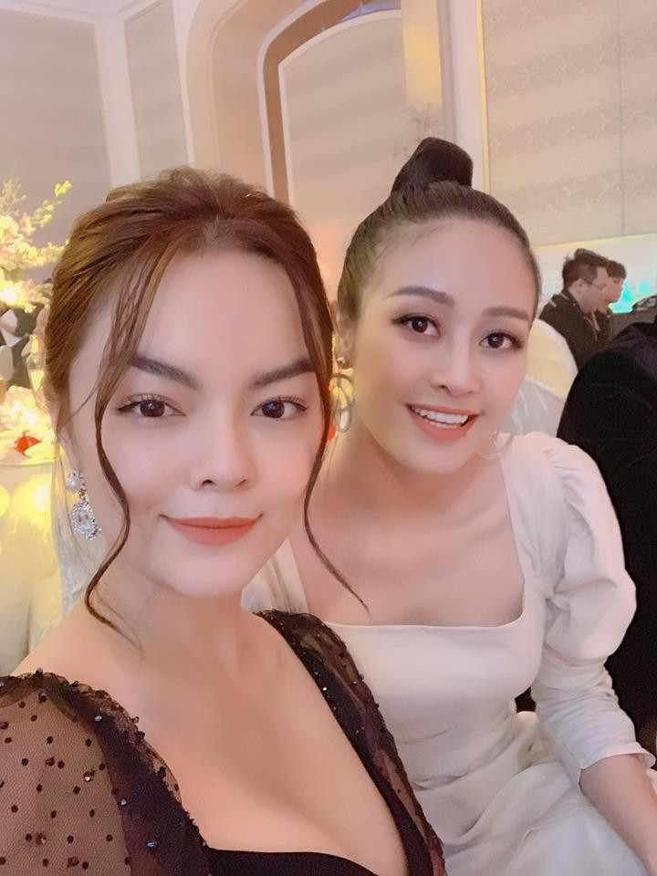 Dù đứng cạnh nhau trên cùng sân khấu nhưng cả hai có vẻ như lại tránh chụp ảnh chung.