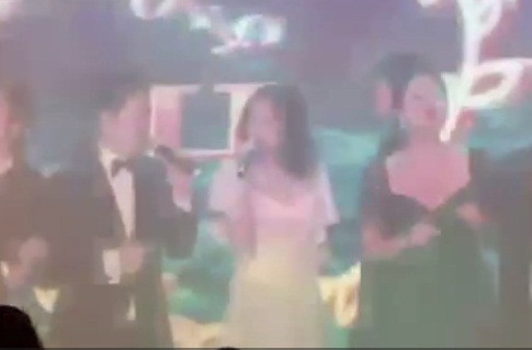 Bảo Anh tỏ ra khá "nhắng nhít" trên sân khấu. Giọng ca "Như lời đồn" vui vẻ nhận micro từ người chị thân thiết để tiếp tục hòa cùng giọng hát.