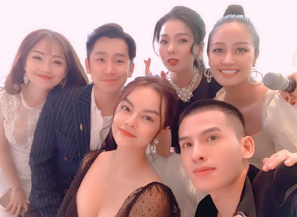 Nữ ca sĩ diện đầm ren đen khoe vòng một gợi cảm.