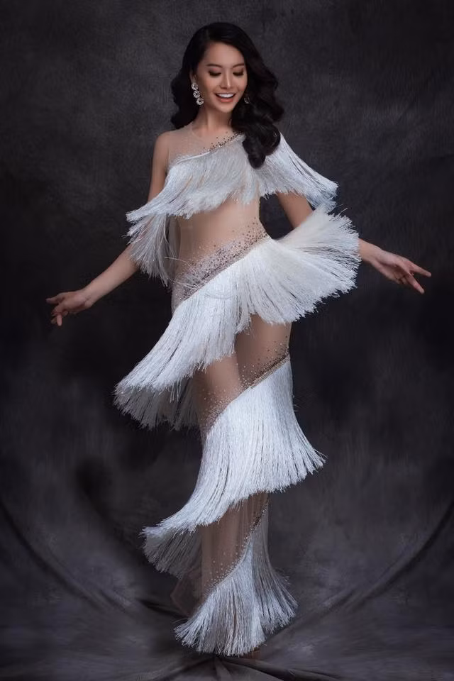 "Tôi sinh ra với hình hài của một người con trai. Mặc dù tôi đã cố gắng rất nhiều để trở thành một người con gái, nhiều đêm trăn trở suy nghĩ về ước mơ của mình, trải qua biết bao khó khăn và thử thách mới có được một Phương Vy của ngày hôm nay”, thí sinh chuyển giới chia sẻ.