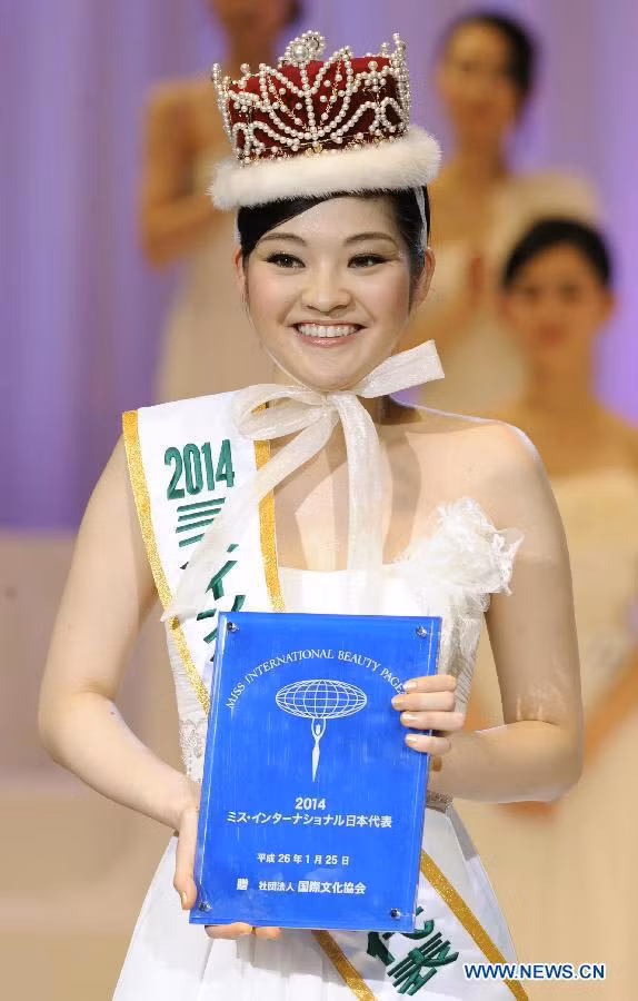 Sau khi đăng quang Hoa hậu Quốc tế Nhật Bản 2014, hình ảnh của Rira Hongo được lan truyền trên khắp các trang mạng lớn nhỏ, kèm theo nhiều bình luận bày tỏ cảm xúc "không thể tin nổi" trước gương mặt quá xấu của hoa hậu. Ảnh: News.cn.