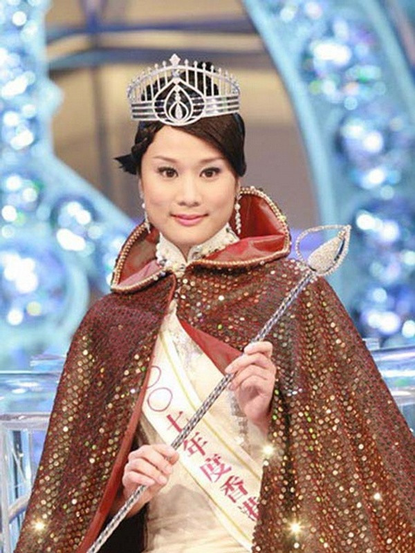 Sau khi đăng quang Hoa hậu Hong Kong 2007, Trương Gia Nhi được mệnh danh là "Hoa hậu xấu nhất" trong lịch sử cuộc thi này. Khuôn mặt vuông chữ điền, đôi mắt xếch cùng những đường nét thiếu cân đối khiến mỹ nhân này bị ví như "Hoa hậu Bát Giới".