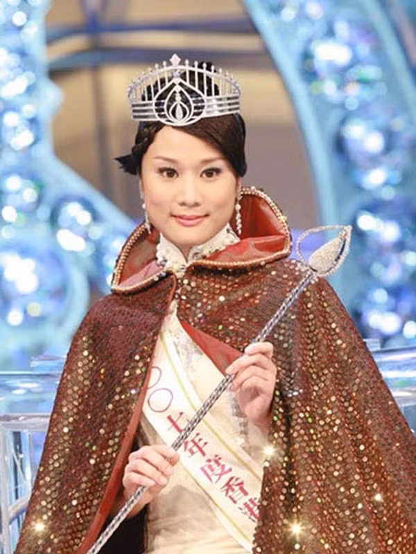 Sau khi đăng quang Hoa hậu Hong Kong 2007, Trương Gia Nhi được mệnh danh là "Hoa hậu xấu nhất" trong lịch sử cuộc thi này. Khuôn mặt vuông chữ điền, đôi mắt xếch cùng những đường nét thiếu cân đối khiến mỹ nhân này bị ví như "Hoa hậu Bát Giới".