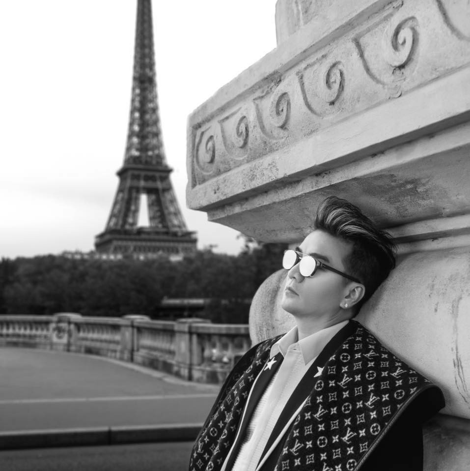 Dam Vinh Hung kich dong bao luc phai xin loi: Van xung danh quan tu?