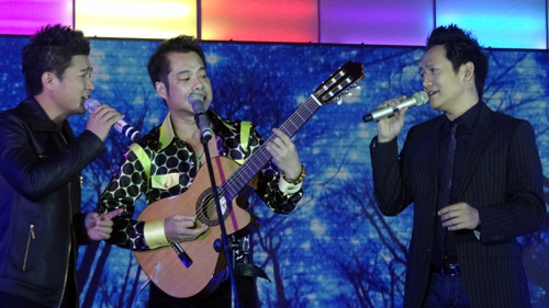 Ngay cả Ngọc Sơn - người anh rất thân thiết với Duy Mạnh trong showbiz cũng bị giọng ca "Kiếp đỏ đen" làm cho nhiều lần mất mặt.