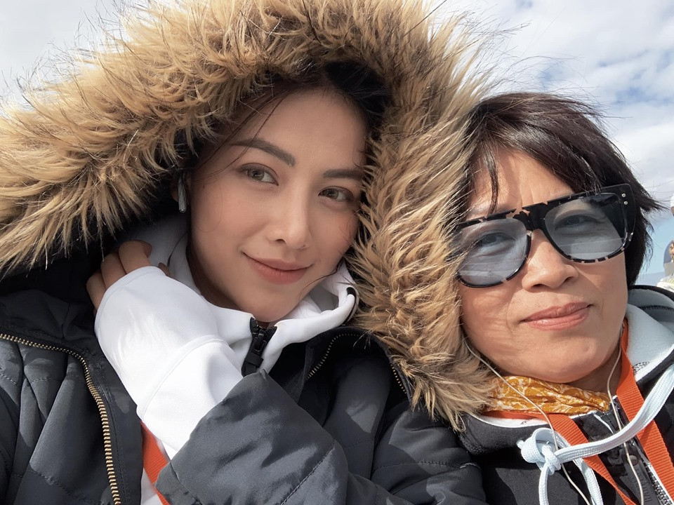 Phương Khánh hạnh phúc khi có mẹ là người đồng hành.