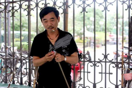 Dù vậy, anh vẫn giữ những thói quen và đam mê khó bỏ trong cuộc sống như: ngại thay đổi hình thức; đốt thuốc lá bất cứ lúc nào; mê bi-a; thích sữa tươi, "khoái" mặc đồ bò... Ảnh: Dân Trí.