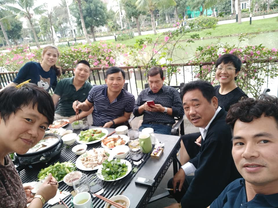 Cái Tết của người độc thân như anh cũng như mọi người, được quây quần bên gia đình và gặp gỡ bạn bè. Ít dùng mạng xã hội nên những hình ảnh đời thường của NSƯT Quốc Khánh thường được đồng nghiệp như nghệ sĩ Xuân Bắc chia sẻ.