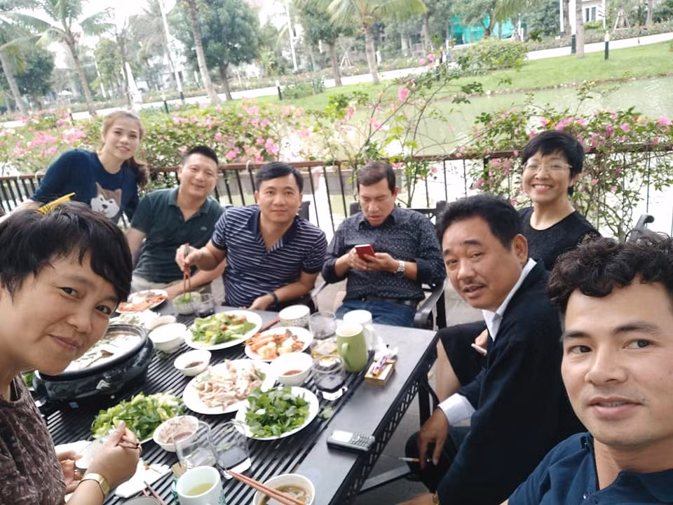 Cái Tết của người độc thân như anh cũng như mọi người, được quây quần bên gia đình và gặp gỡ bạn bè. Ít dùng mạng xã hội nên những hình ảnh đời thường của NSƯT Quốc Khánh thường được đồng nghiệp như nghệ sĩ Xuân Bắc chia sẻ.