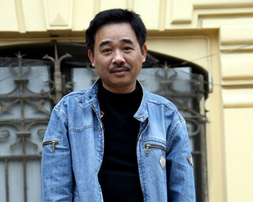 Trước đó, trong một bài phỏng vấn trên báo Gia đình xã hội về lý do mãi chưa chịu lập gia đình, Quốc Khánh chia sẻ: “Nếu muốn lấy vợ cho xong, tôi lấy được ngay. Nhưng hôn nhân giống như một cái vòng tròn ấy, nhiều lúc tôi cho một chân vào rồi lại… rút ra, không dám tiến tới nữa. Tôi nghĩ đơn giản thế này, người phụ nữ đến với mình mà không nhận được tình yêu, cuộc sống chẳng khác nào địa ngục trần gian...”.