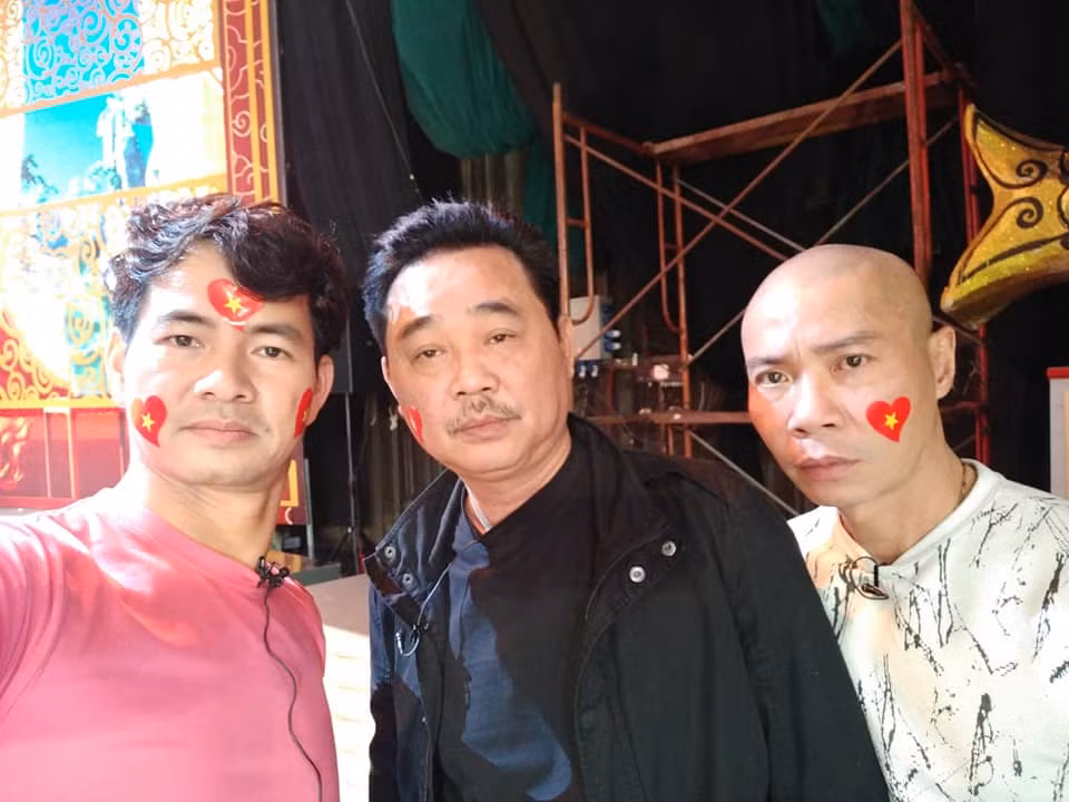 Dù thành công trong sự nghiệp nhưng so với dàn diễn viên trong Táo quân, "Ngọc Hoàng" Quốc Khánh lại khá lận đận trong đường tình duyên. Ở tuổi U60, nam diễn viên vẫn đi về lẻ bóng.