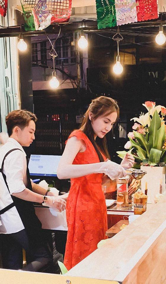 Người em này lãng mạn, thích chụp ảnh, làm thơ nên mỗi lần đi chung, cô đều được chụp những bức ảnh rất đẹp chứ không có gì hơn.