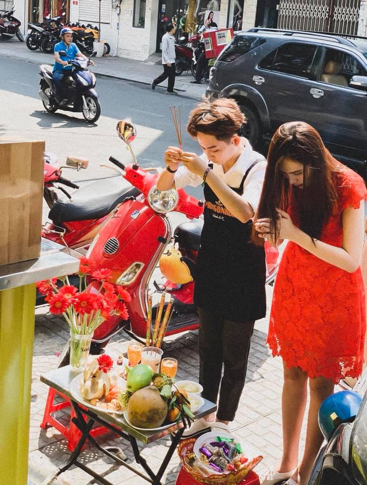 Giữa tin đồn yêu đồng tính, Diễm Hương đã chia sẻ trên Helino rằng, đó chỉ là một người em, người cộng sự cùng hợp tác mở dự án quán nước với mình.