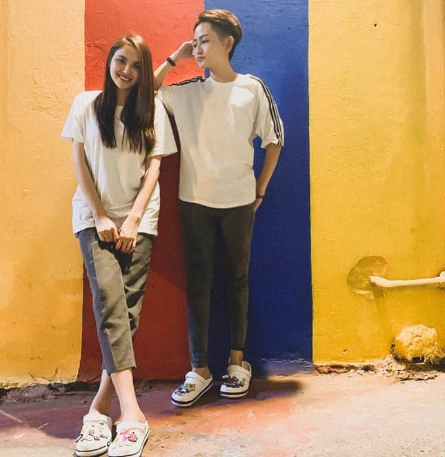 Tin đồn dấy lên khi Hoa hậu Thế giới người Việt 2010 và nhân vật "tomboy" xuất hiện trong những bức ảnh thân mật trên mức bạn bè.