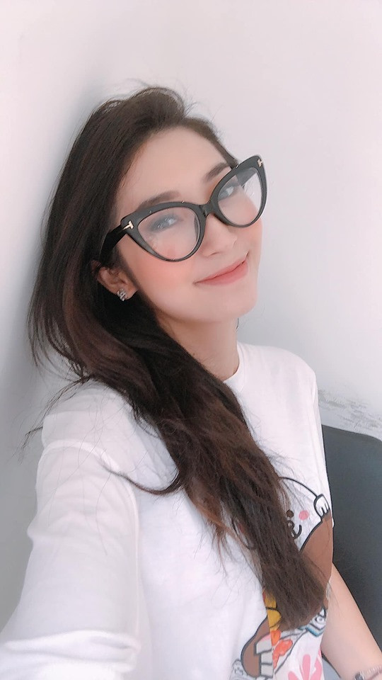 Nữ ca sĩ còn rất chịu khó "thả thính" trên mạng, cũng như liên tục được bạn thân "rao bán". Ảnh: FBNV.