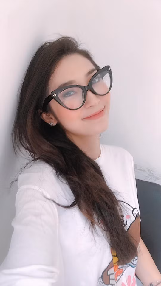 Nữ ca sĩ còn rất chịu khó "thả thính" trên mạng, cũng như liên tục được bạn thân "rao bán". Ảnh: FBNV.