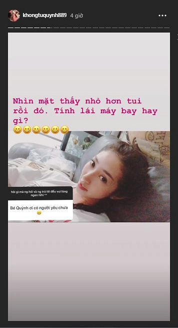 Khi được hỏi: "Bé Quỳnh ơi, có người yêu chưa", Khổng Tú Quỳnh chia sẻ: "Nhìn mặt thấy nhỏ hơn tui rồi đó. Tính lái máy bay hay gì". Bạn gái cũ của Ngô Kiến Huy cũng trả lời hài hước khi một dân mạng hỏi "bao giờ lấy chồng": "Em tính đi thiệp mừng cho chị nhiều nhiều hay gì mà hỏi nè".