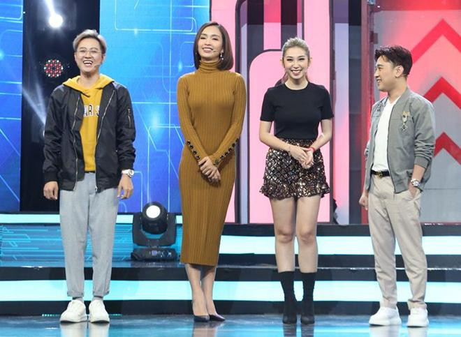 Trong một game show cuối tháng 3 vừa qua, khi được MC của chương trình yêu cầu đặt tên đội, Khổng Tú Quỳnh đã nhanh nhảu nỏi: "Dạ thưa mọi người, đội của em tên là Đang sợ ế đây này". Thấy vậy, Thanh Duy ngay lập tức úp mở: "Có muốn tui công khai trên sóng truyền hình không?”. Trước lời đe dọa của người bạn thân, Khổng Tú Quỳnh cười e thẹn đáp: "Đang sợ thôi".