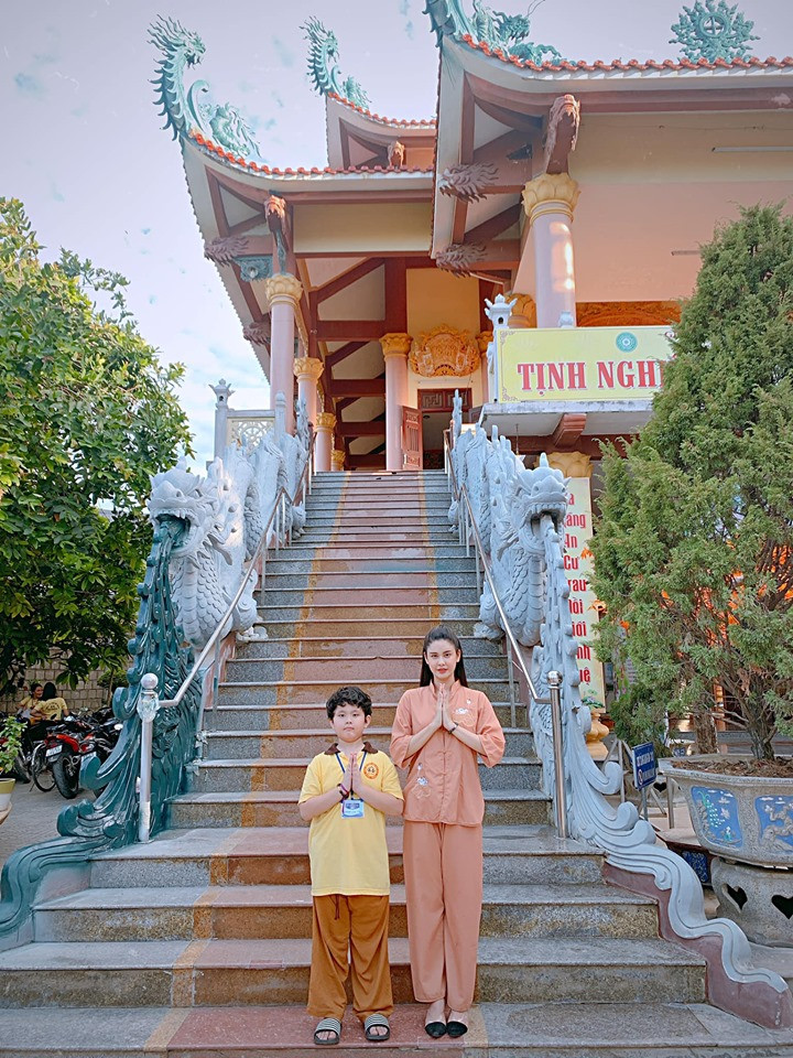 Trương Quỳnh Anh dường như muốn tìm lại cảm giác bình yên nơi cửa Phật sau bao sóng gió tình cảm đã trải qua. Ảnh: FBNV.