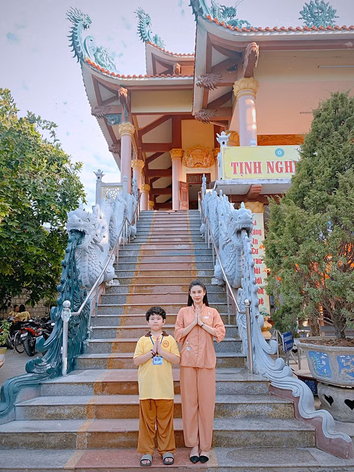 Trương Quỳnh Anh dường như muốn tìm lại cảm giác bình yên nơi cửa Phật sau bao sóng gió tình cảm đã trải qua. Ảnh: FBNV.