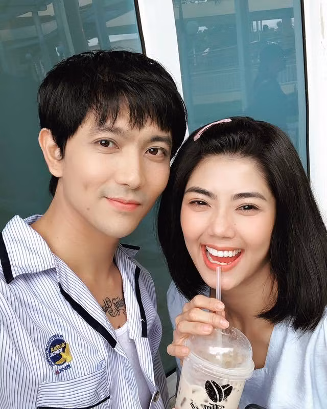 Giữa nghi vấn Tim hẹn hò MC Đàm Phương Linh, cả hai hiện đều giữ động thái im lặng, chưa lên tiếng xác nhận hay phủ nhận tin đồn yêu đương. Trong khi đó, Trương Quỳnh Anh có phản ứng "lạ" khi lên trang cá nhân than thở về tình trạng sức khỏe: "Cảm giác ấy lại quay về, lạnh run hết cả người...!".