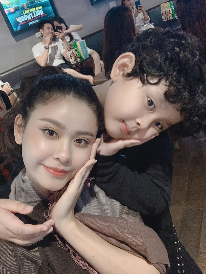 Dù bận rộn với công việc nhưng nữ ca sĩ cố gắng dành nhiều thời gian cho cậu con trai đầu lòng cũng như chăm chút cho bản thân.