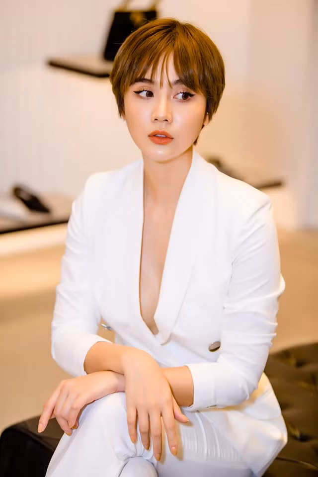 Giữa tháng 6 vừa qua, thông tin diễn viên Huyền Lizzie ly hôn chồng đại gia sau 5 năm cưới khiến nhiều fan khá tiếc nuối. Trải qua một lần đổ vỡ hôn nhân, Huyền Lizzi được xem là cô nàng “1 đời chồng” đắt giá của Vbiz. Ảnh: FBNV.