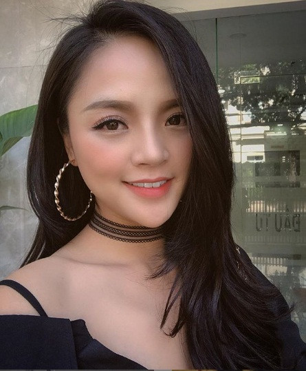 Khác với "chị Huệ" cổ điển trong "Về nhà đi con", diễn viên Thu Quỳnh ngoài đời vô cùng sexy và sành điệu.