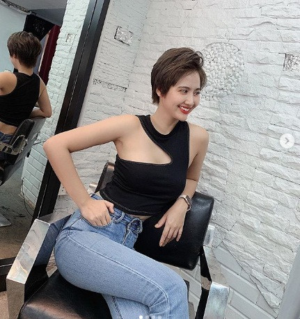 Không chỉ có tài năng diễn xuất, giỏi kinh doanh mà cô nàng hot girl đời đầu của Vbiz còn ngày càng thăng hạng về nhan sắc. Hậu ly hôn, Huyền Lizzie lột xác từ kín đáo sang gợi cảm.