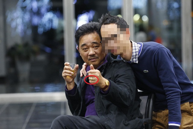 Anh không ít lần bị hỏi bao giờ lấy vợ? Đầu năm 2019, Quốc Khánh còn bị đồn sắp kết hôn khi khoe nhẫn ở ngón tay áp út. Sau đó, anh nhanh chóng lên tiếng phủ nhận và tiết lộ chưa có ý định lập gia đình. Ảnh: Dân Trí.