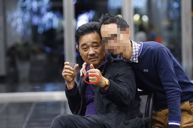 Anh không ít lần bị hỏi bao giờ lấy vợ? Đầu năm 2019, Quốc Khánh còn bị đồn sắp kết hôn khi khoe nhẫn ở ngón tay áp út. Sau đó, anh nhanh chóng lên tiếng phủ nhận và tiết lộ chưa có ý định lập gia đình. Ảnh: Dân Trí.