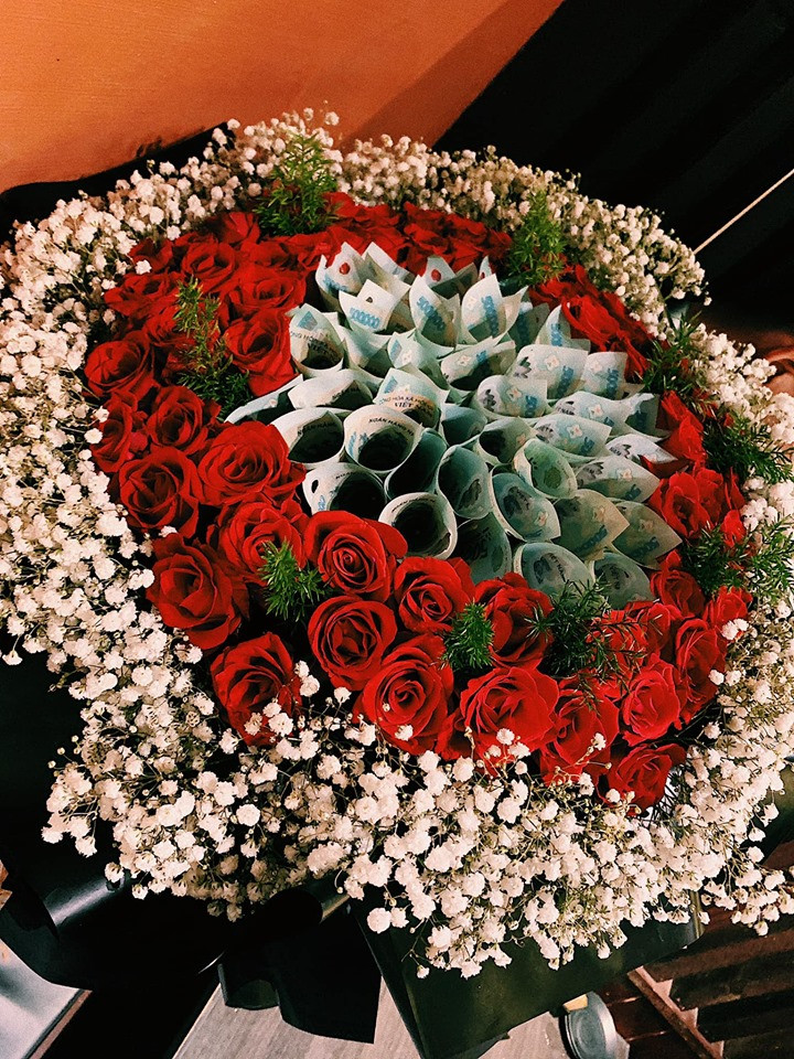 Huỳnh Khánh Vy thậm chí còn tiết lộ bó hoa bằng tiền chỉ là tượng trưng. Chẳng khó để đoán, người đẹp nhận được món quà tinh thần lẫn vật chất từ bạn trai còn nhiều hơn thế.