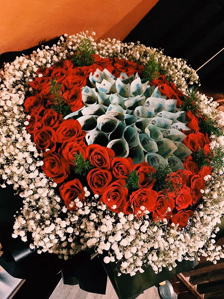 Huỳnh Khánh Vy thậm chí còn tiết lộ bó hoa bằng tiền chỉ là tượng trưng. Chẳng khó để đoán, người đẹp nhận được món quà tinh thần lẫn vật chất từ bạn trai còn nhiều hơn thế.