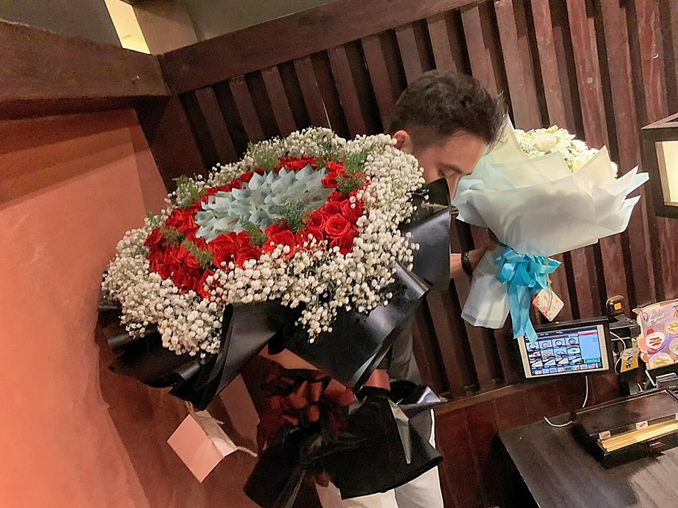 Bạn gái của Phan Mạnh Quỳnh còn gửi lời nhắn nhủ bạn bè và bạn trai: "Hôm nay thật hạnh phúc! Cảm ơn những người thân - người thương trong cuộc đời của Vy đã cùng Vy trải qua ngày sinh nhật 25 - một lứa tuổi cũng là một cột mốc của đời người con gái... Cảm ơn chồng chưa cưới của tui đã lo chuẩn bị xông pha để tổ chức nên buổi tiệc ấm cúng ngày hôm nay, cảm ơn anh yêu nhiều!".