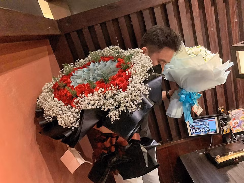 Bạn gái của Phan Mạnh Quỳnh còn gửi lời nhắn nhủ bạn bè và bạn trai: "Hôm nay thật hạnh phúc! Cảm ơn những người thân - người thương trong cuộc đời của Vy đã cùng Vy trải qua ngày sinh nhật 25 - một lứa tuổi cũng là một cột mốc của đời người con gái... Cảm ơn chồng chưa cưới của tui đã lo chuẩn bị xông pha để tổ chức nên buổi tiệc ấm cúng ngày hôm nay, cảm ơn anh yêu nhiều!".