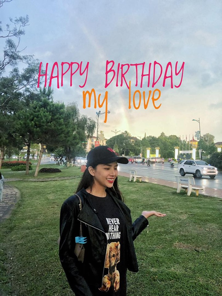 Phan Mạnh Quỳnh gửi lời nhắn nhủ: "Bạn ấy tuổi 25. Và câu chuyện đã gần được 4 năm... Happy Birthday! Love you so much!". Khánh Vy đáp lại hài hước: "Cảm ơn bạn trai nhiều nha, 4 năm rùi cơ đấy, định quen qua đường mà giờ chắc quen tới qua đời luôn quá, mà lần sau bạn trai bỏ cái vụ ghép chữ hồng cam sến rện vô tấm ảnh anh nha".