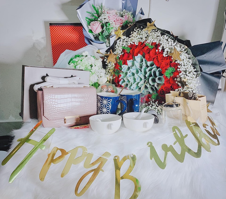 Bạn gái của tác giả ca khúc "Vợ người ta" còn khiến chị em phải ghen tỵ khi được nam nhạc sĩ tặng bó hoa hồng to đùng, bên trong được kết bởi những tờ tiền 500 nghìn đồng cực "chất".