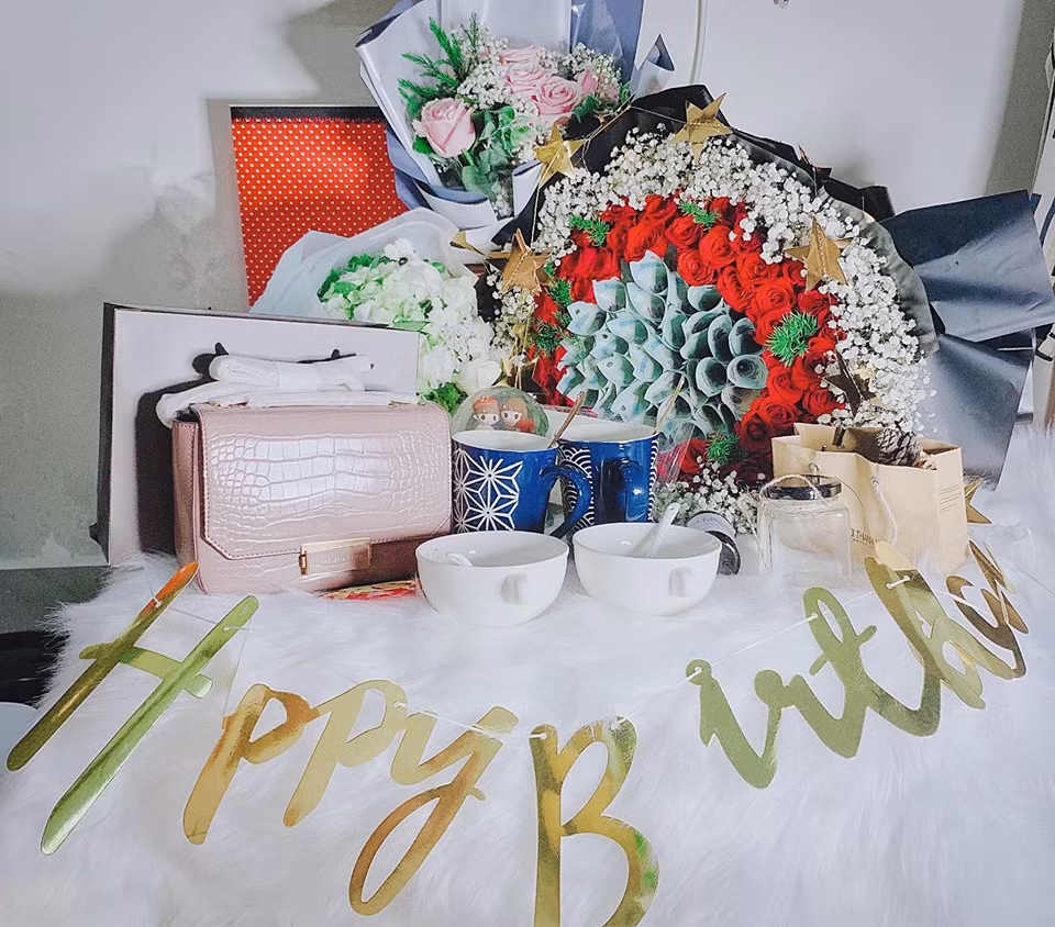 Bạn gái của tác giả ca khúc "Vợ người ta" còn khiến chị em phải ghen tỵ khi được nam nhạc sĩ tặng bó hoa hồng to đùng, bên trong được kết bởi những tờ tiền 500 nghìn đồng cực "chất".