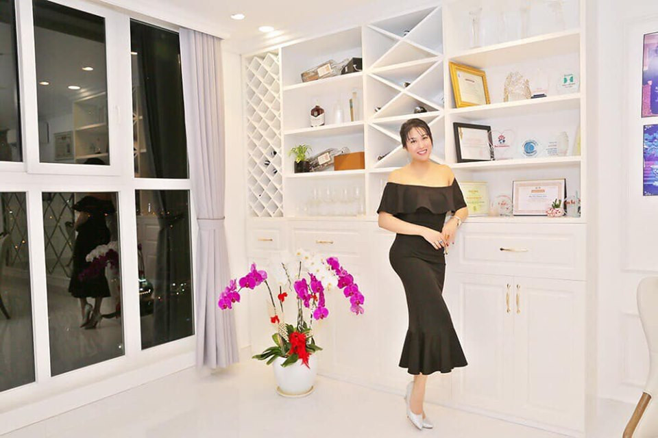 Bà mẹ một con từng tiết lộ với báo chí rằng, cô sở hữu 7 chiếc ô tô, 2 miếng đất và 3 căn nhà chung cư... Căn hộ rộng 200m2 trị giá 10 tỷ cũng đang được cô rao bán, cho thuê.