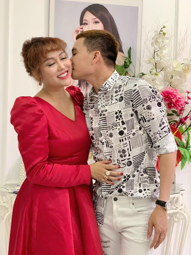 Trong một bài phỏng vấn trên Dân Việt, người đẹp Hà Nội tiết lộ: "Thực tế đàn ông theo đuổi tôi xếp hàng dài, con số đó ngày càng tăng. Có chàng theo đuổi ít là 6 tháng, nhiều là trên 1 năm". Bản thân Phi Thanh Vân cũng vẫn luôn sàng lọc, lựa chọn kỹ lưỡng, đồng thời xây dựng giá trị bản thân thật cao để đại gia xứng tầm tự tìm đến.