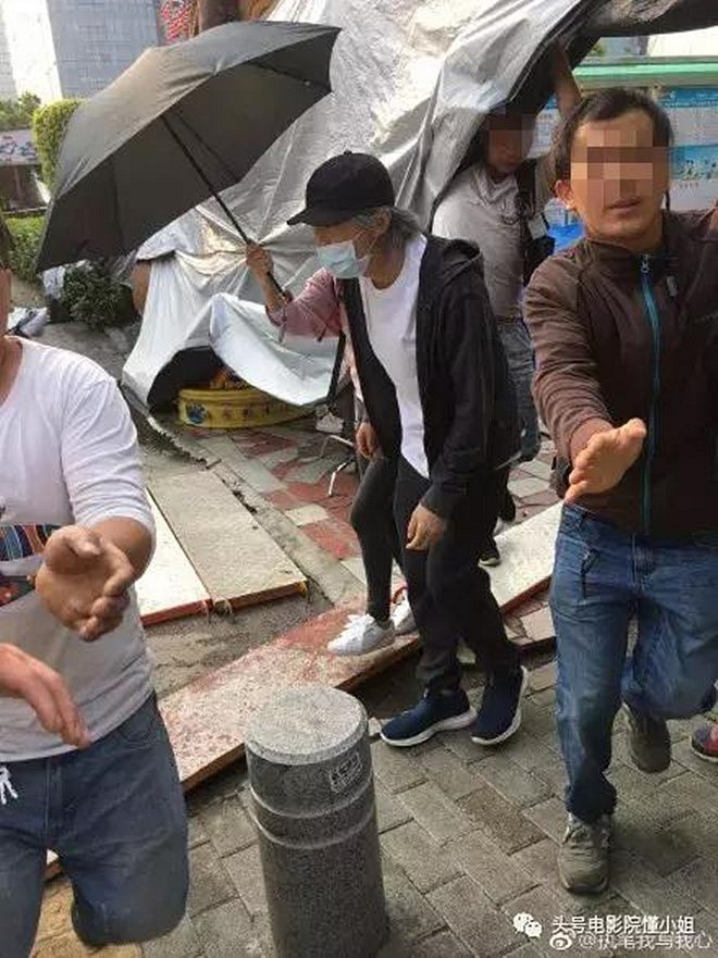 Tờ Toutiao còn từng đăng tải hình ảnh chụp trộm đạo diễn “Mỹ nhân ngư” đi quay phim mới bằng xe bình dân, dù sở hữu tài sản kếch xù.