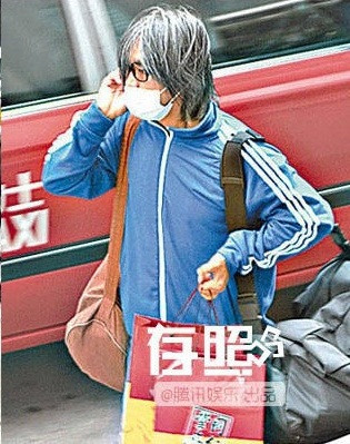 Thỉnh thoảng người ta thấy vua hài Hong Kong bắt taxi đến phim trường, nhưng đều là vào những đợt giảm giá.