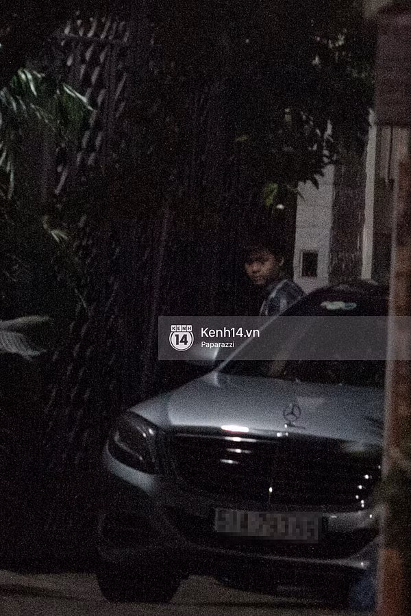 Sau lần làm tổn thương Midu, Phan Thành bị bắt gặp hơn một lần đứng chờ trước cửa nhà vợ sắp cưới nhưng cô từ chối gặp mặt. Ảnh: Kênh 14.