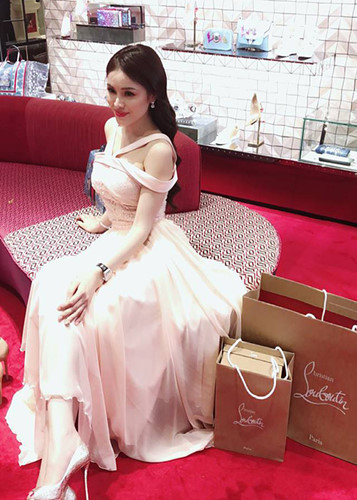 Người đẹp cũng có thú mua sắm hàng hiệu.