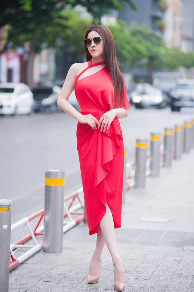 Bỏ mặc đằng sau những "vận đen" của năm cũ, Thư Dung tái xuất mới nhất với hình ảnh sang chảnh, diện bộ đầm đỏ rực, tạo dáng gợi cảm ngay trên đường phố ngày đầu năm mới.