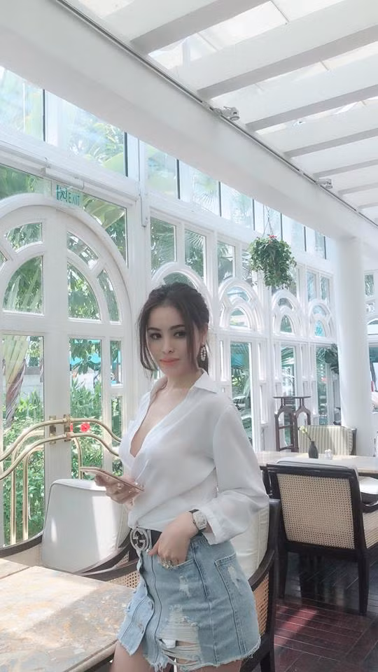 Trước khi lộ ảnh gia cảnh khó khăn, "Á hậu bị tước vương miện" Thư Dung thường xuyên khoe cuộc sống sang chảnh trên trang cá nhân.